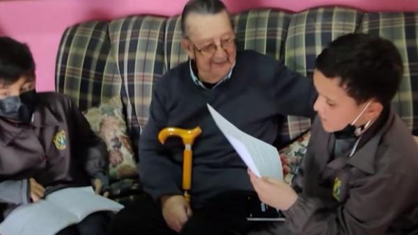 fotografía niños entrevistando adultos mayores 