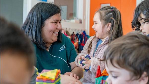  El ministro Nicolás Cataldo sostuvo que “recoge una visión clara del desarrollo y aprendizaje de la primera infancia desde el enfoque de derechos y es fruto de un amplio debate, diálogo y voces de educadoras y educadores, académicos, expertos del nivel y generadores de política”.