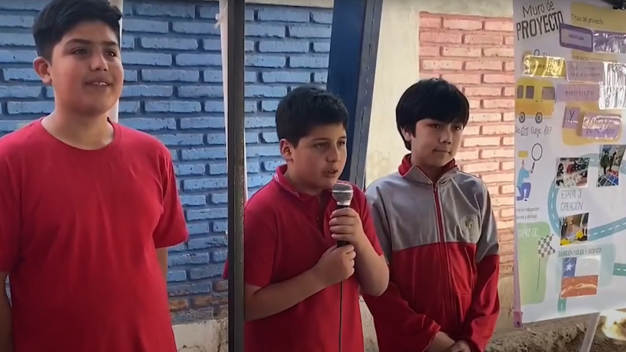 Estudiantes presentando