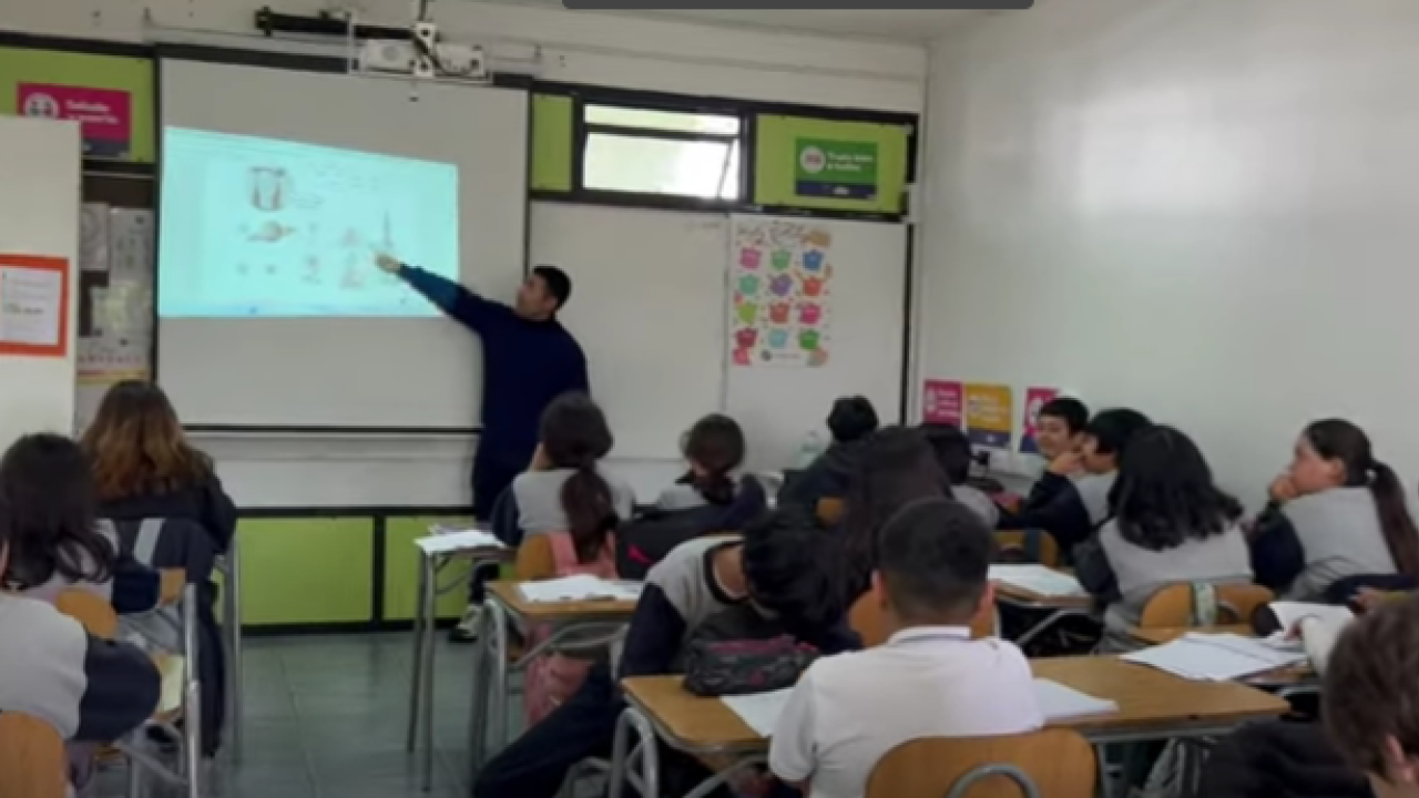 Sala de clases con recursos en línea y tecnologías educativas Colegio José Miguel Balmaceda