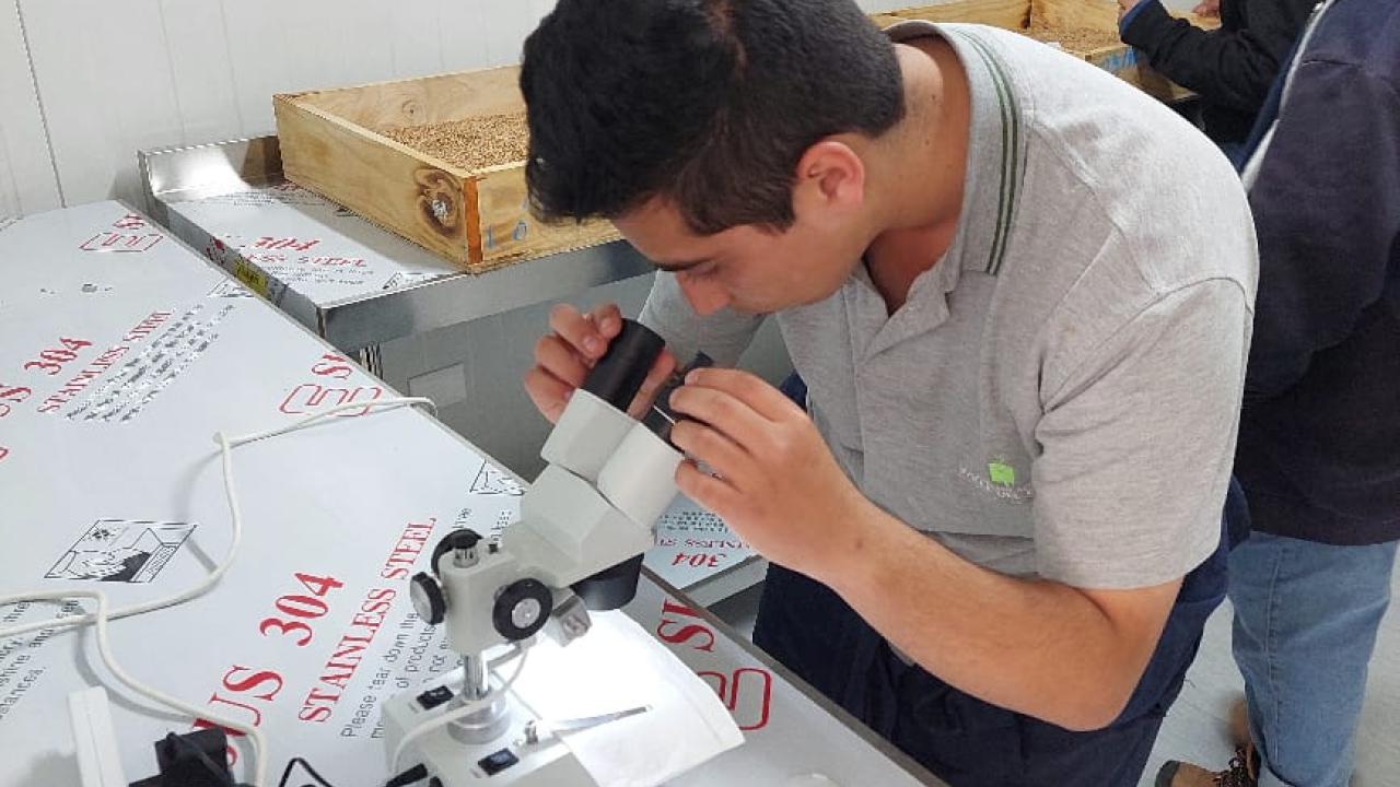 Joven con microscopio